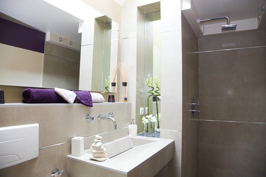 Badezimmer mit Waschbecken und Dusche